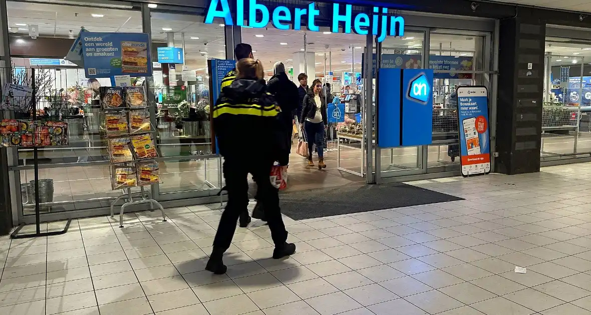 Forensische Opsporing verricht onderzoek in supermarkt na overvalsmelding - Foto 3