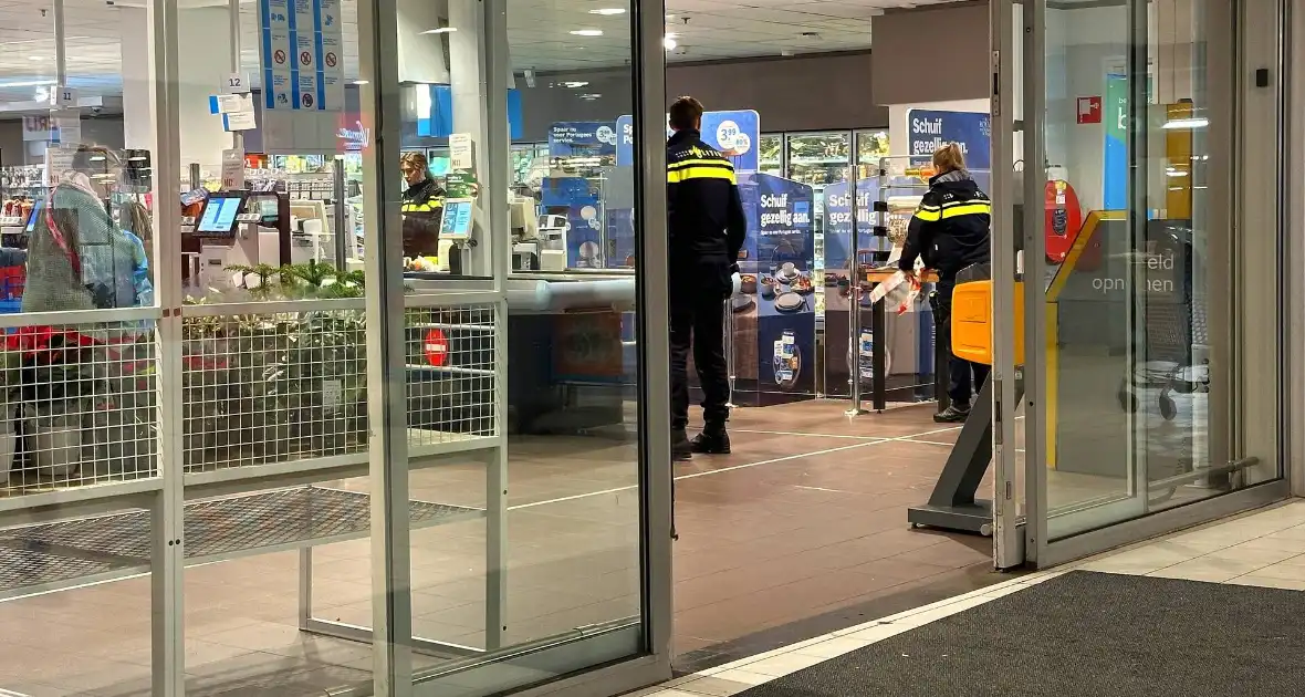 Forensische Opsporing verricht onderzoek in supermarkt na overvalsmelding - Foto 4