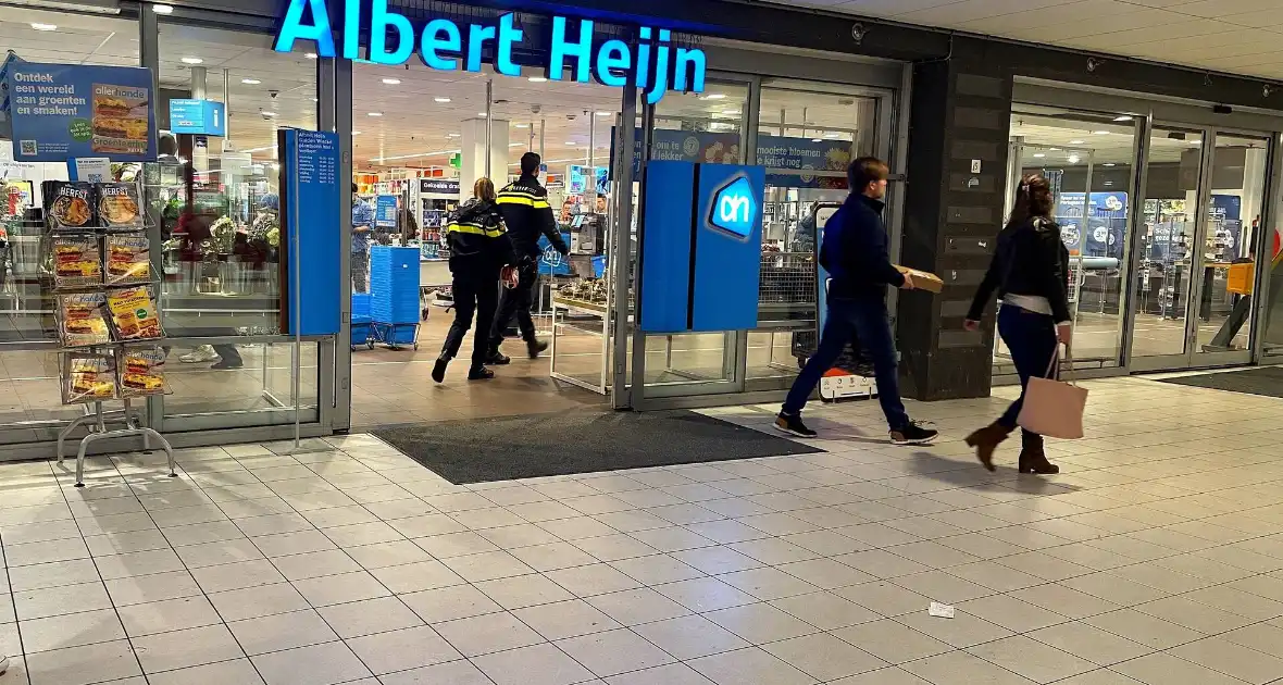 Forensische Opsporing verricht onderzoek in supermarkt na overvalsmelding - Foto 5