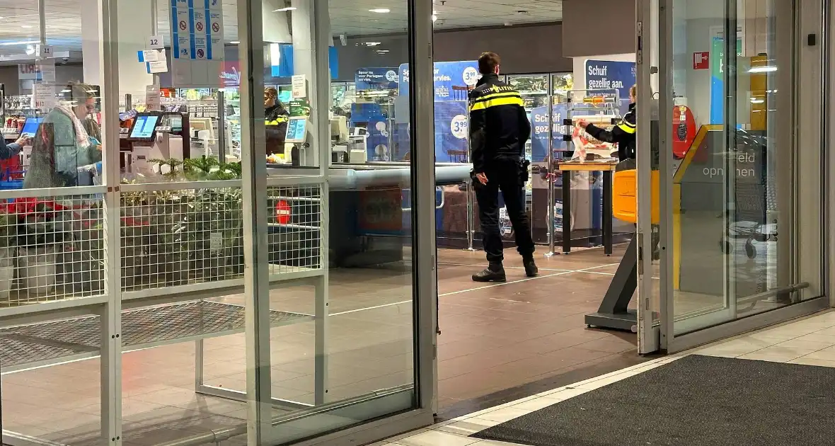 Forensische Opsporing verricht onderzoek in supermarkt na overvalsmelding - Foto 6