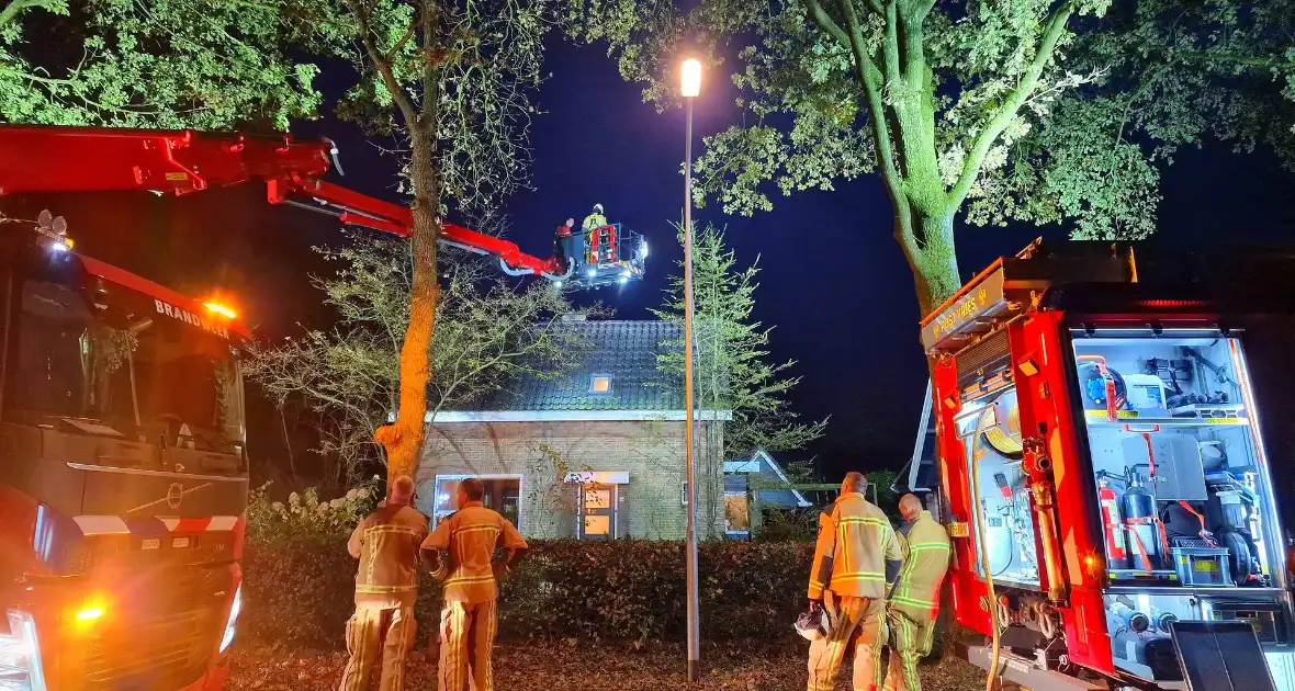 Woning vol rook en straat dicht vanwege schoorsteenbrand