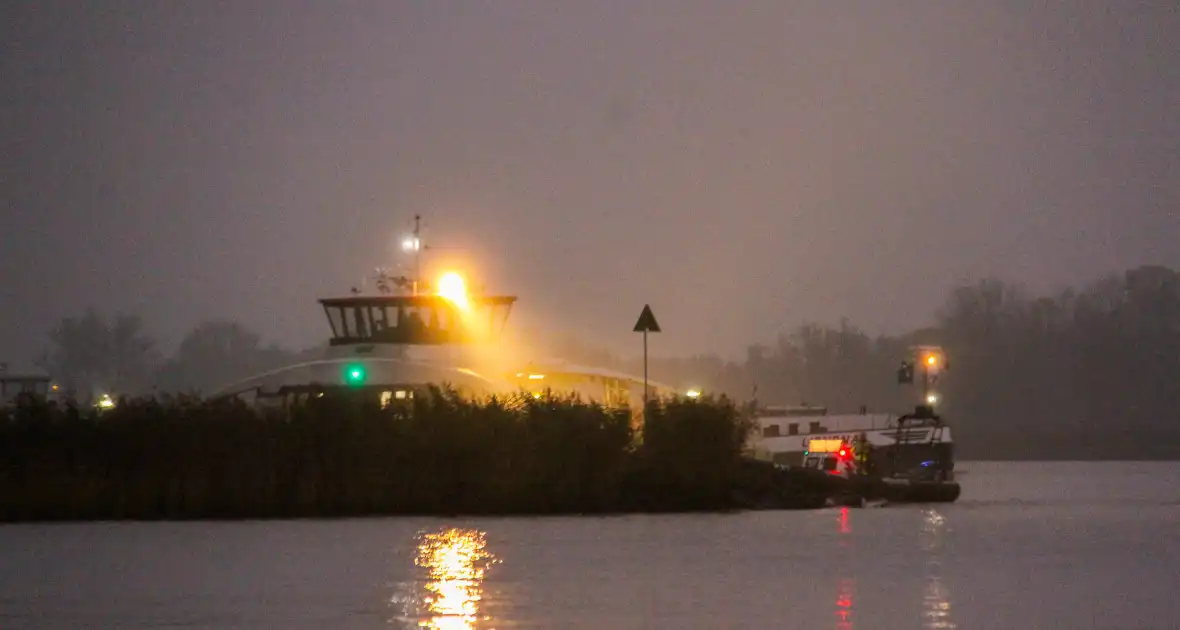 Dame uit ijskoude rivier gered