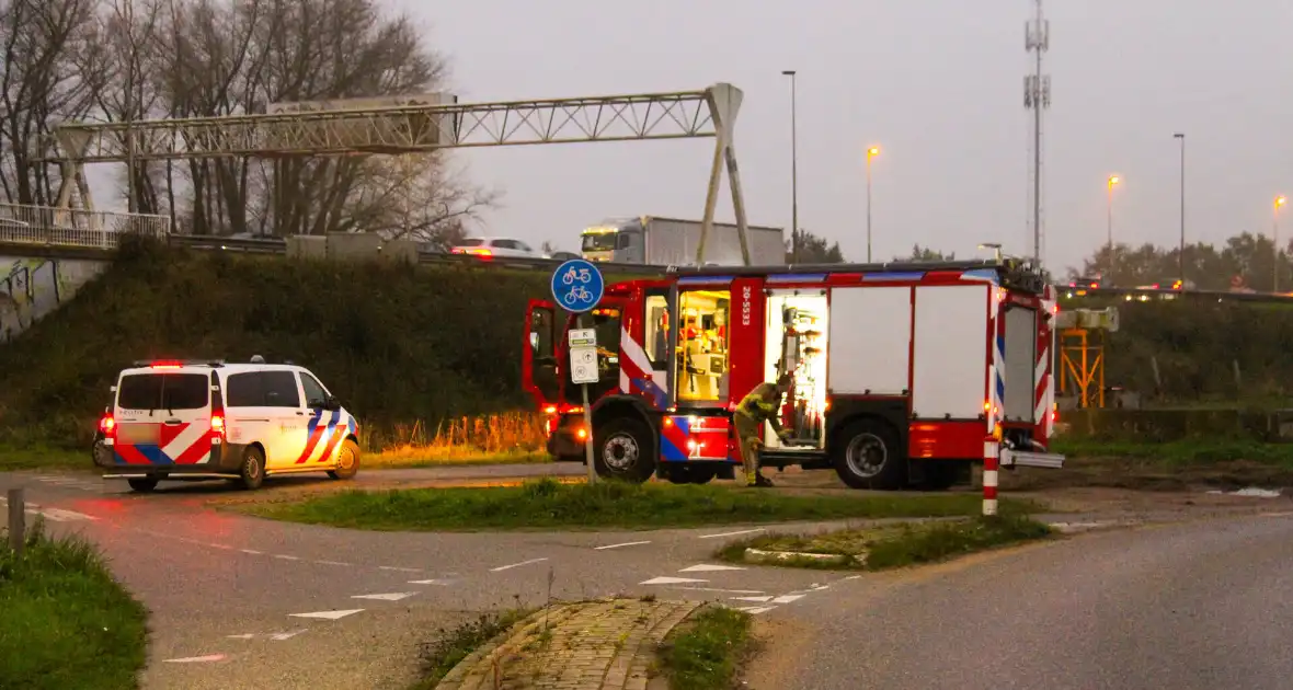 Dame uit ijskoude rivier gered - Foto 3