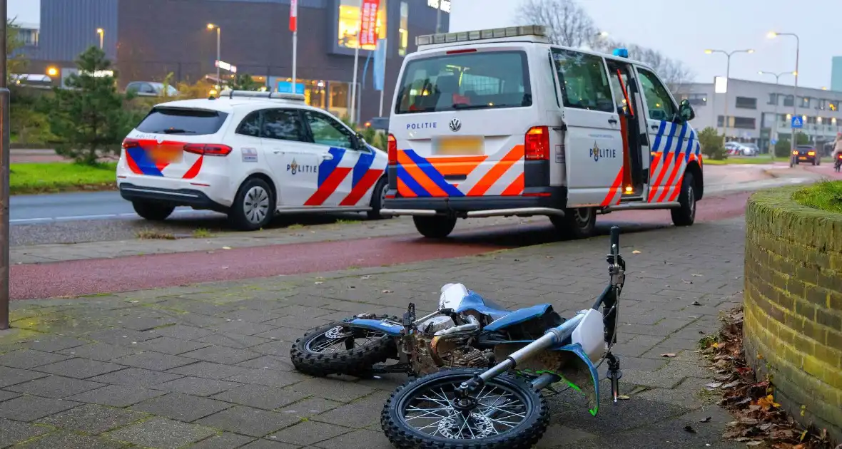 Brommerrijder vlucht na aanrijding