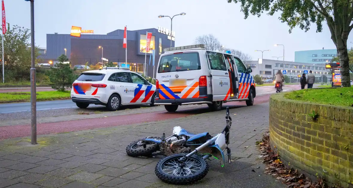 Brommerrijder vlucht na aanrijding - Foto 2