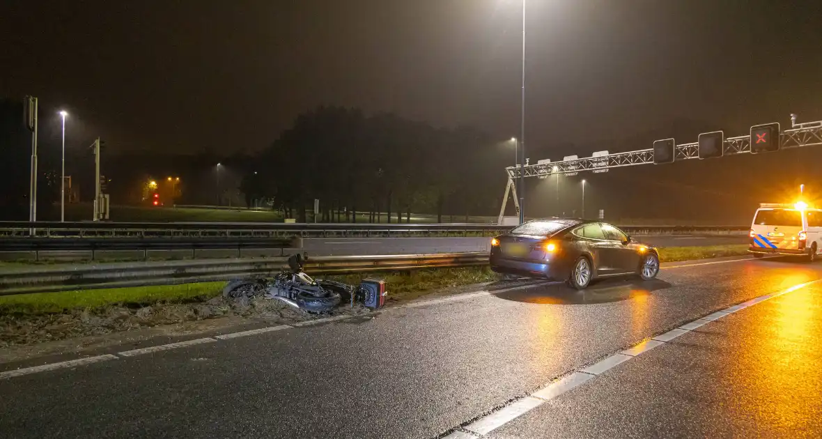 Motorrijder gaat onderuit - Foto 2