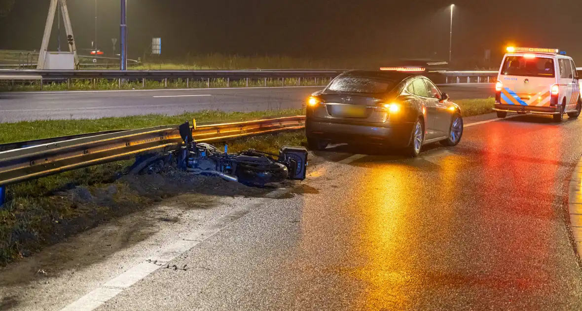 Motorrijder gaat onderuit - Foto 3