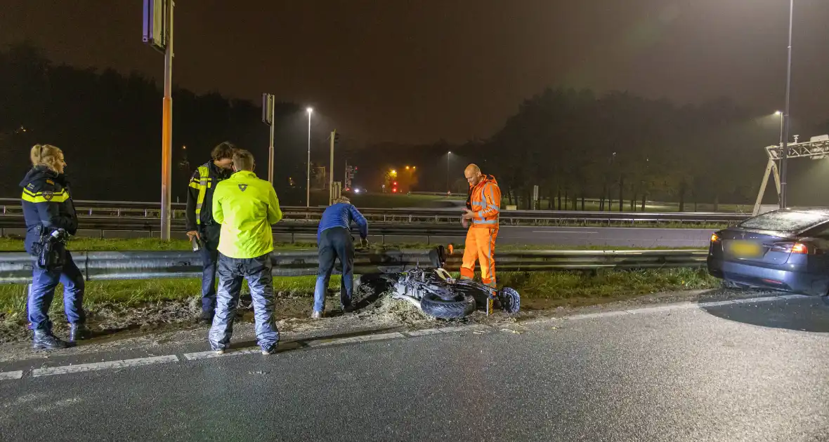 Motorrijder gaat onderuit - Foto 6