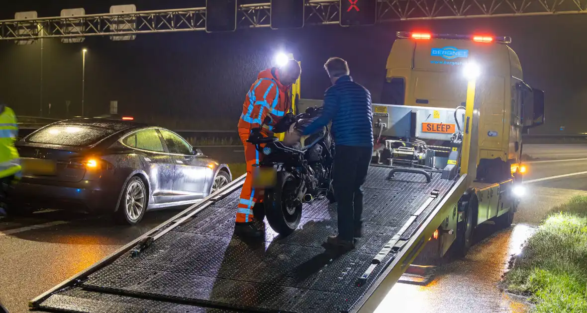 Motorrijder gaat onderuit - Foto 8