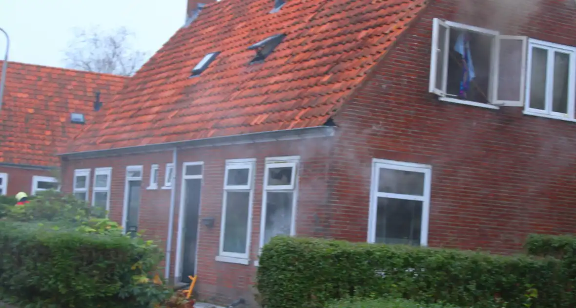 Flinke rookontwikkeling bij middelbrand in woning - Foto 1