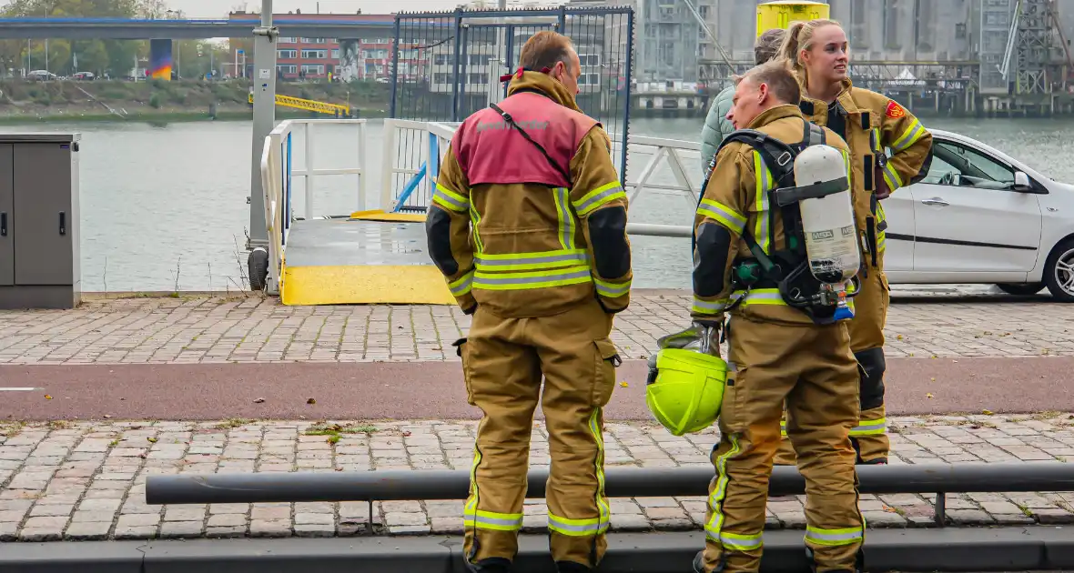 Brandende houtkachel zorgt voor melding scheepsbrand - Foto 1