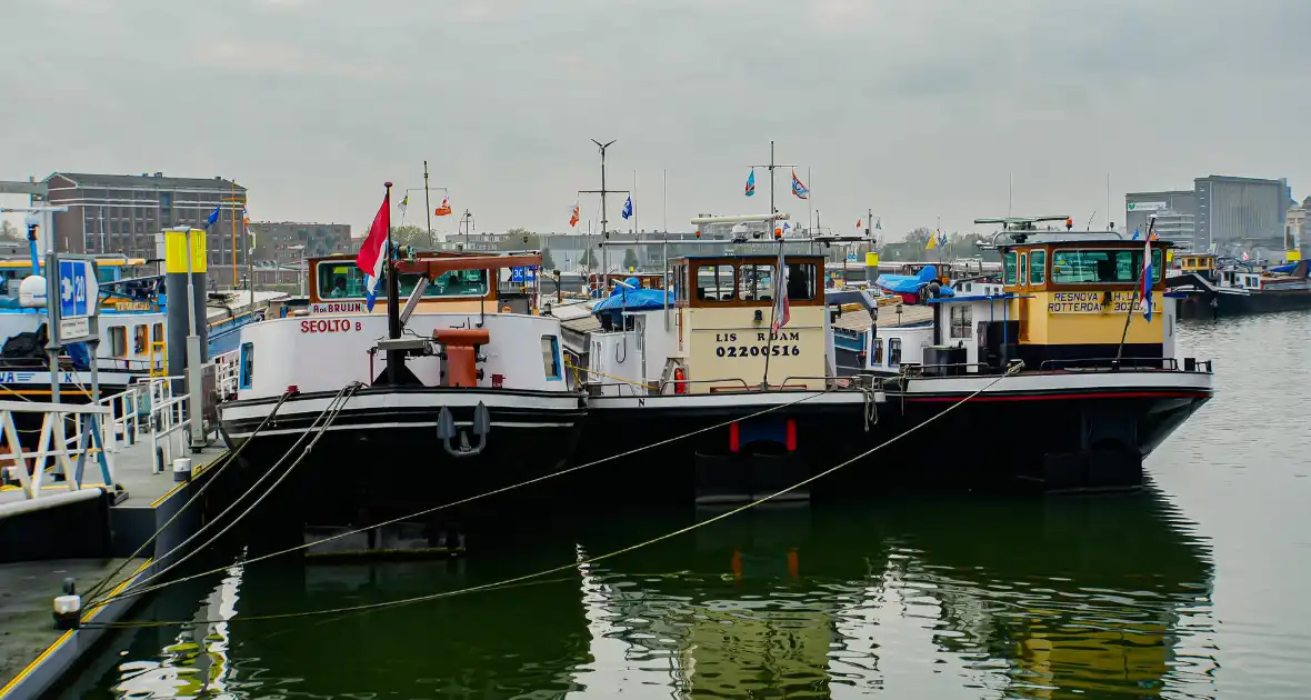 Brandende houtkachel zorgt voor melding scheepsbrand - Foto 4