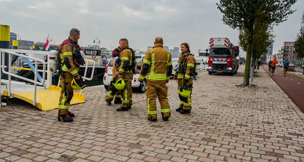 Brandende houtkachel zorgt voor melding scheepsbrand - Foto 5