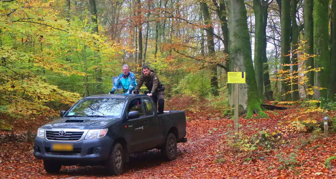 Mountainbiker gaat onderuit, boswachter brengt ambulancepersoneel naar slachtoffer