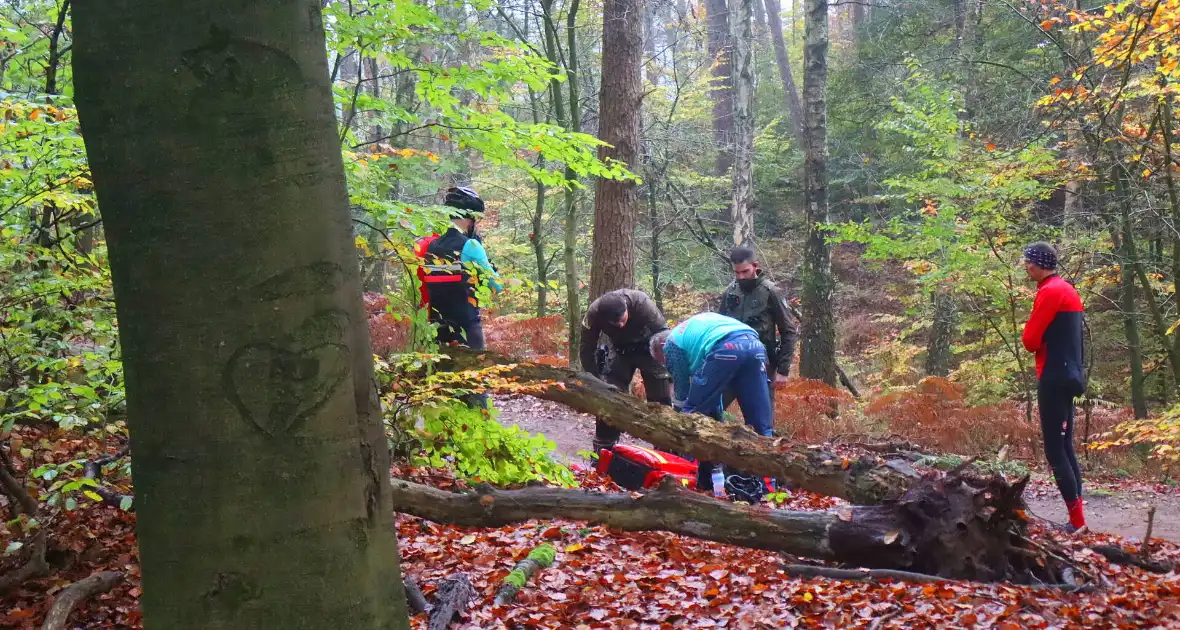 Mountainbiker gaat onderuit, boswachter brengt ambulancepersoneel naar slachtoffer - Foto 1