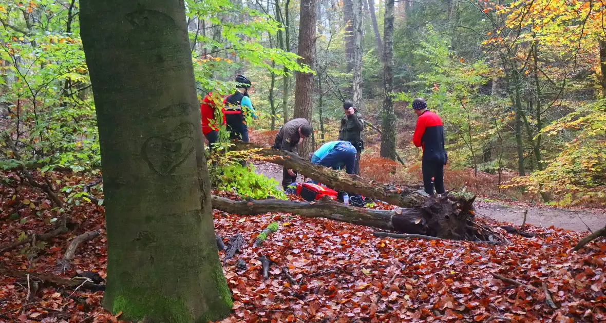 Mountainbiker gaat onderuit, boswachter brengt ambulancepersoneel naar slachtoffer - Foto 3