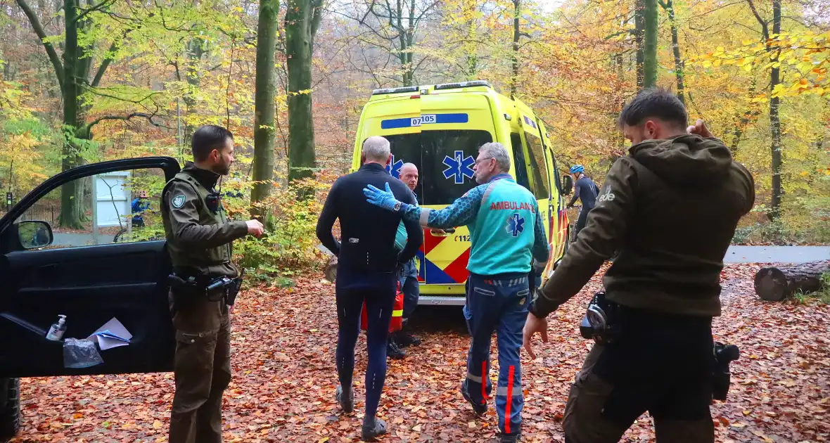 Mountainbiker gaat onderuit, boswachter brengt ambulancepersoneel naar slachtoffer - Foto 4