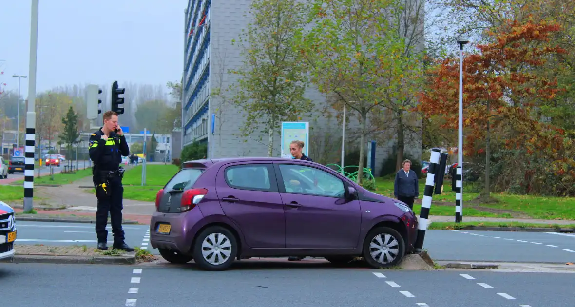 Automobilist klapt op paal