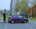 Automobilist klapt op paal