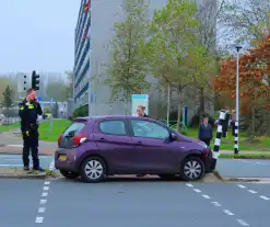 Automobilist klapt op paal