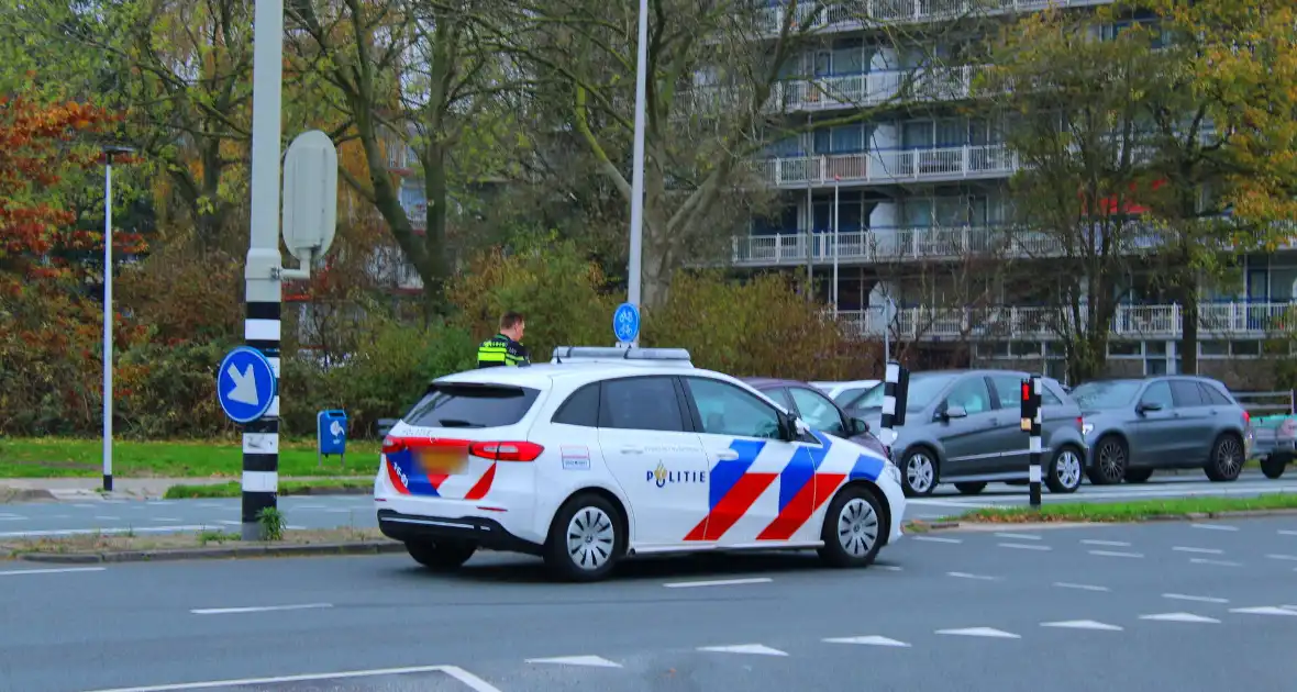 Automobilist klapt op paal - Foto 1