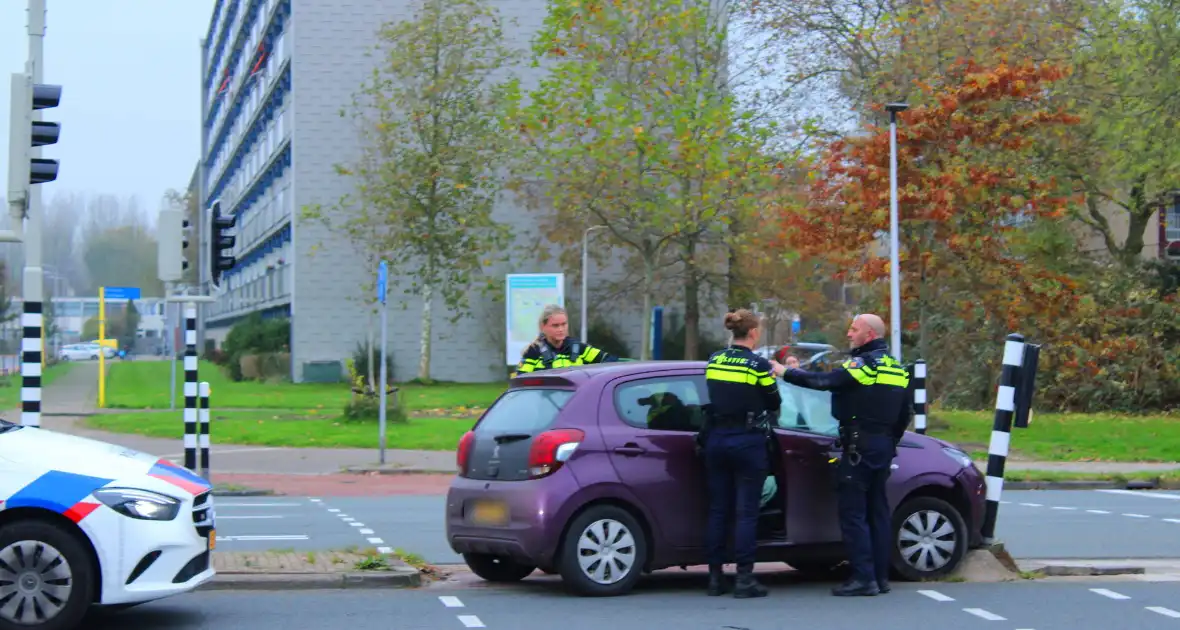 Automobilist klapt op paal - Foto 2