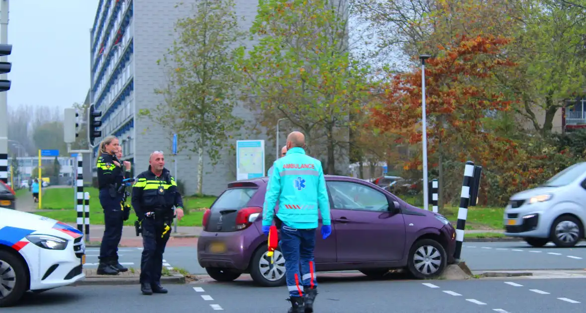 Automobilist klapt op paal - Foto 3