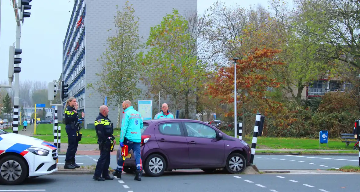 Automobilist klapt op paal - Foto 4