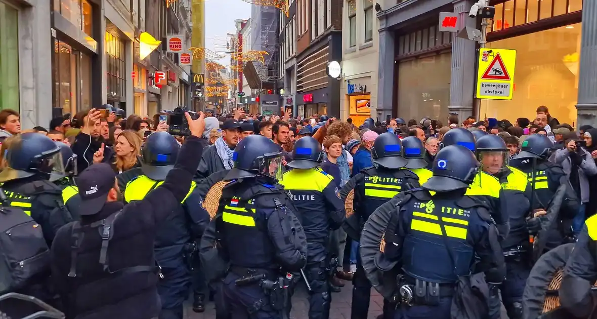 Politie grijpt in bij verboden demonstratie - Foto 1