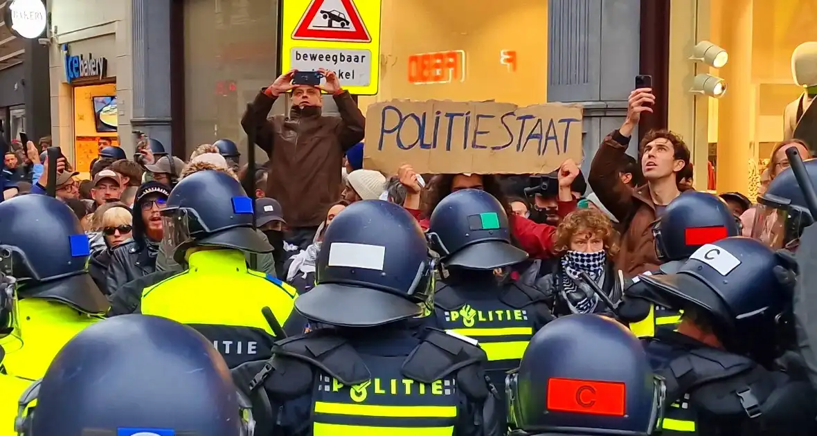 Politie grijpt in bij verboden demonstratie - Foto 2