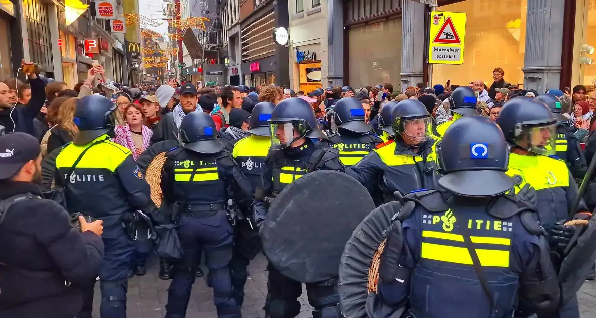 Politie grijpt in bij verboden demonstratie - Foto 3