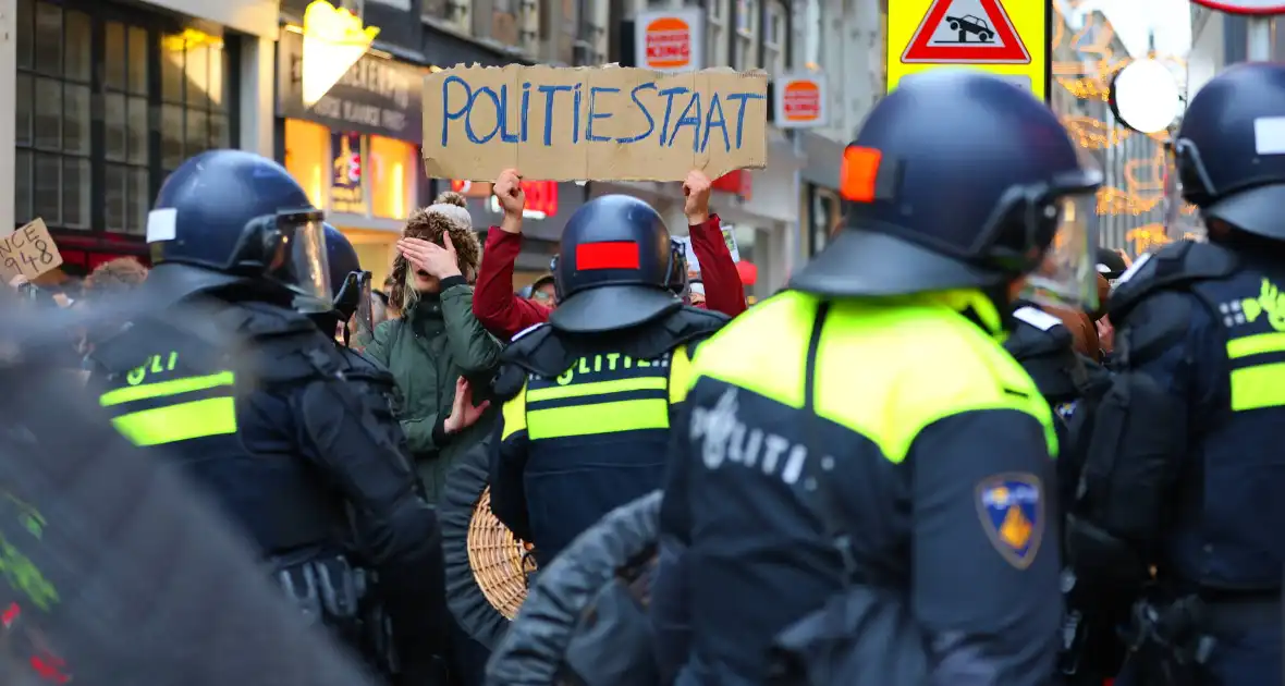 Politie grijpt in bij verboden demonstratie - Foto 4