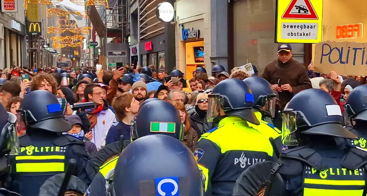 Politie grijpt in bij verboden demonstratie - Foto 5