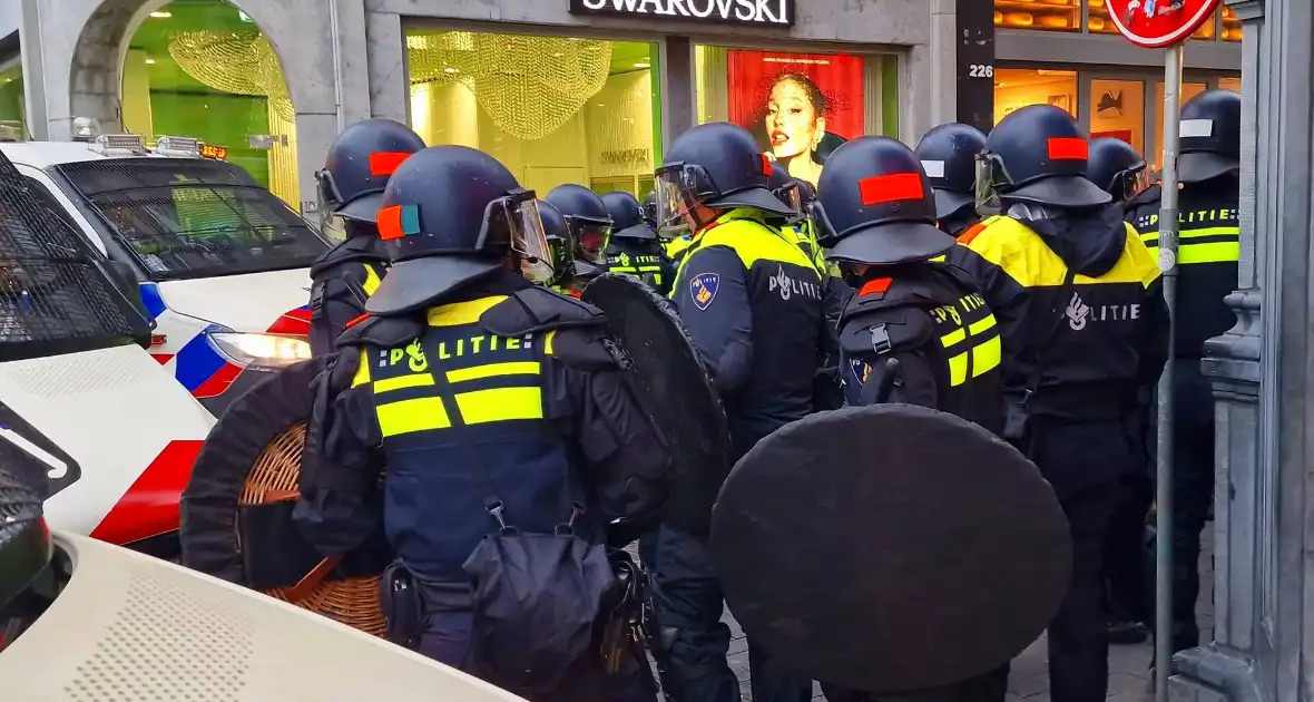 Politie grijpt in bij verboden demonstratie - Foto 6