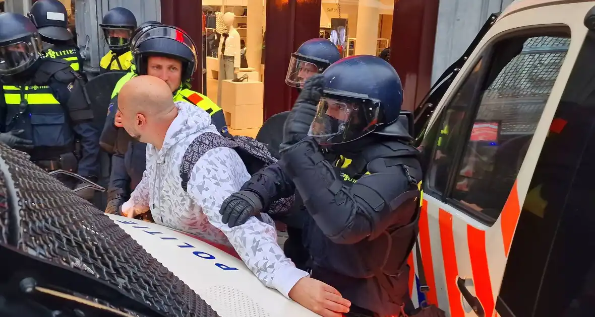 Politie grijpt in bij verboden demonstratie - Foto 7