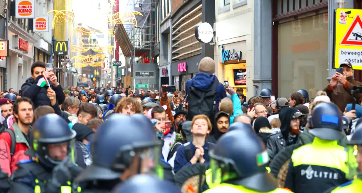 Politie grijpt in bij verboden demonstratie - Foto 8