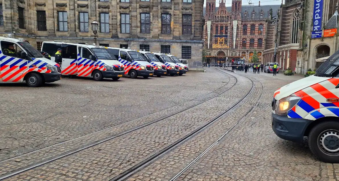 Politie grijpt in bij verboden demonstratie - Foto 9