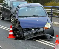 Auto botst op brugreling