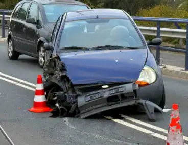 Auto botst op brugreling