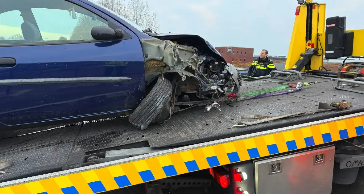 Auto botst op brugreling - Foto 2