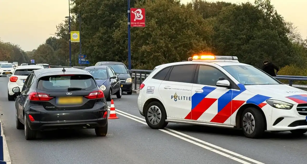 Auto botst op brugreling - Foto 8