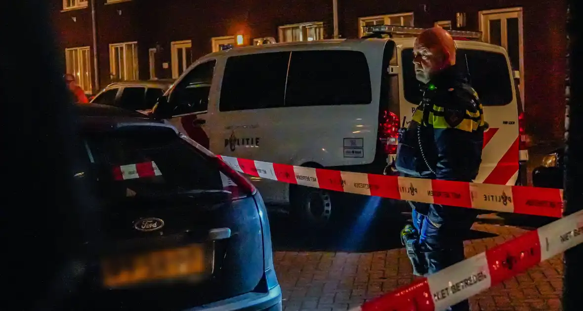 Veel schade aan voordeur door explosie - Foto 10