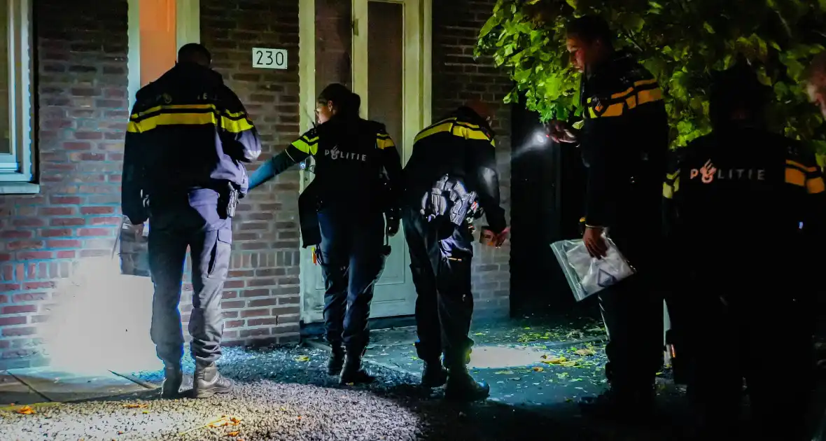 Veel schade aan voordeur door explosie - Foto 11