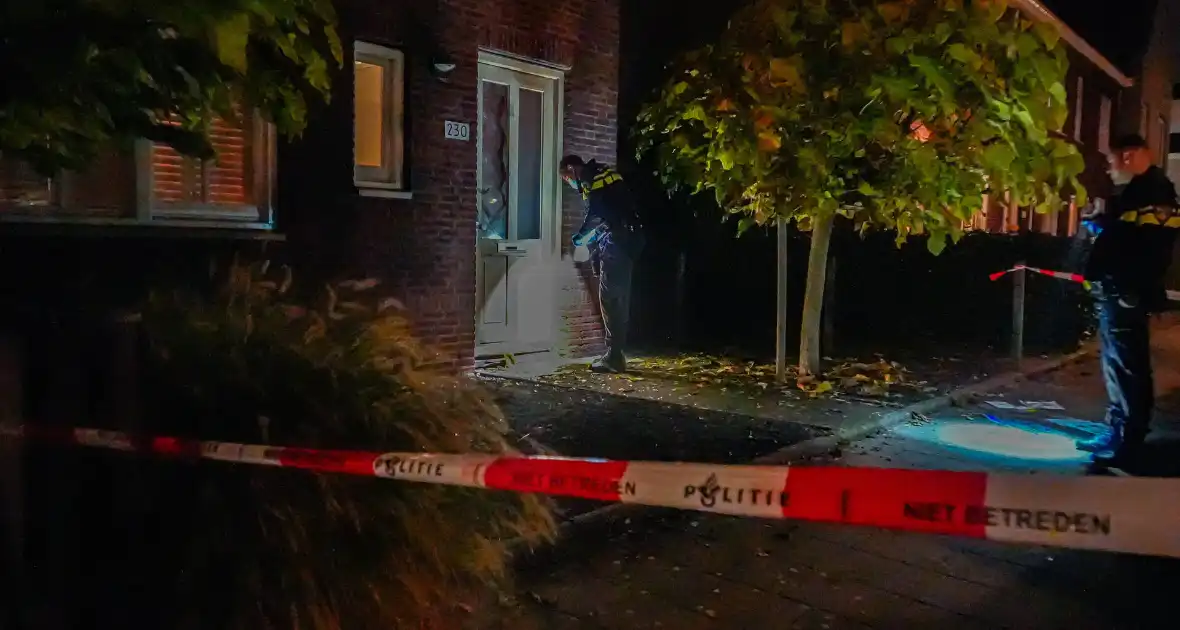 Veel schade aan voordeur door explosie - Foto 4