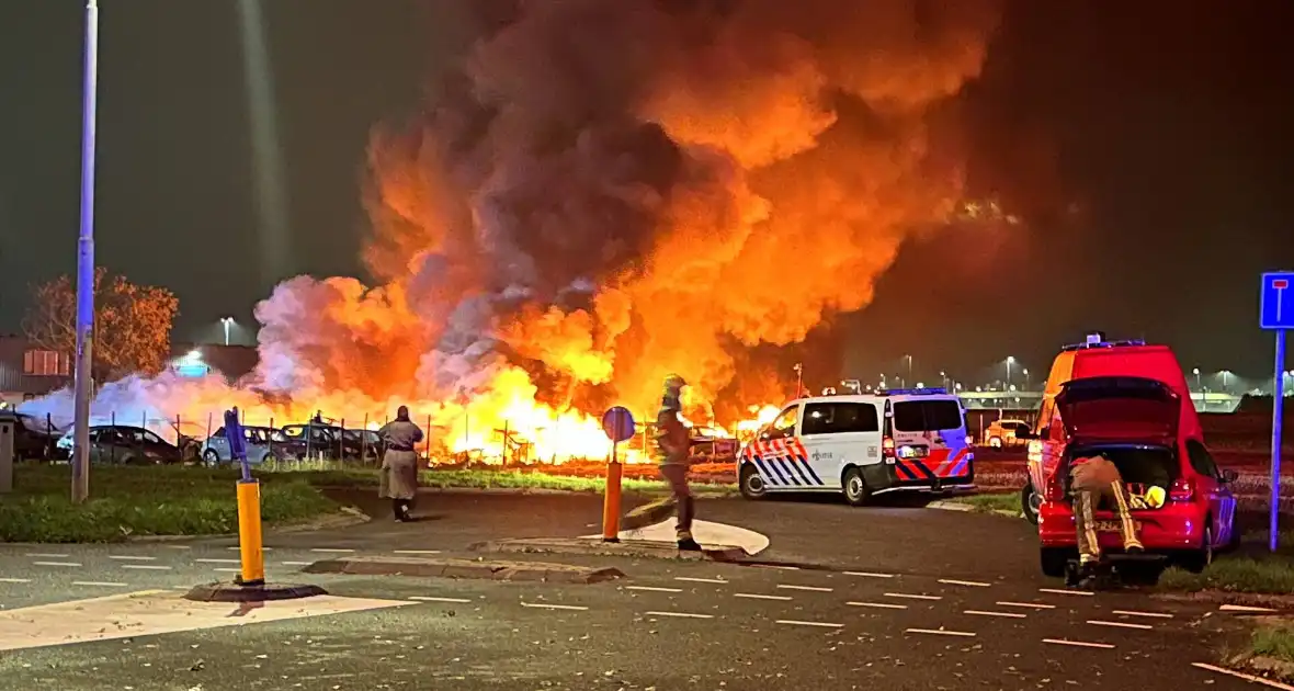 Meerdere voertuigen uitgebrand bij zeer grote brand