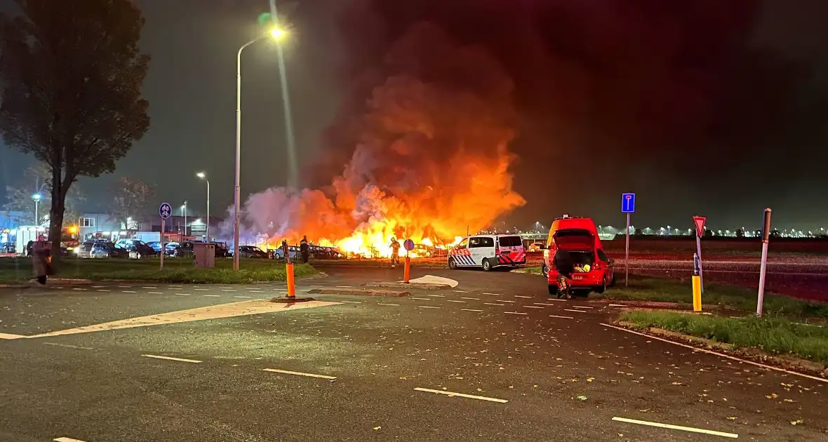 Meerdere voertuigen uitgebrand bij zeer grote brand - Foto 1