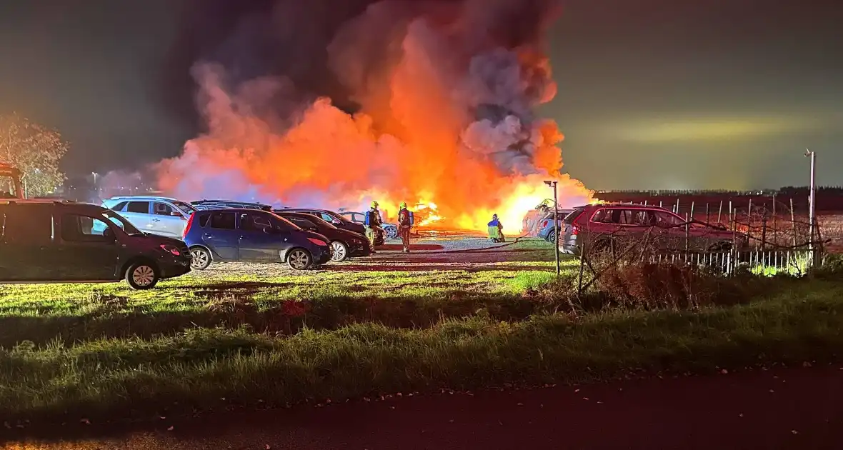 Meerdere voertuigen uitgebrand bij zeer grote brand - Foto 2