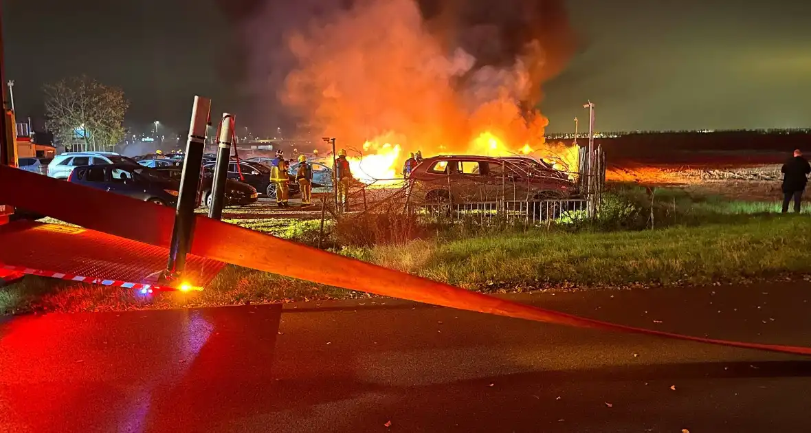 Meerdere voertuigen uitgebrand bij zeer grote brand - Foto 4