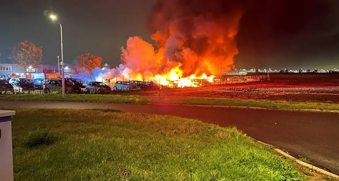 Meerdere voertuigen uitgebrand bij zeer grote brand - Foto 5