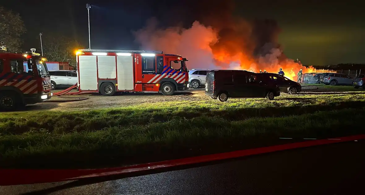 Meerdere voertuigen uitgebrand bij zeer grote brand - Foto 7